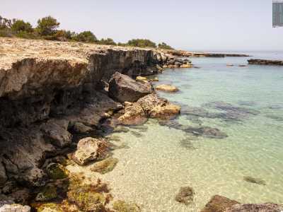 Vorremmo tanto tuffarci, ma sotto di noi ci sono parecchi metri: il �paradiso� � infatti raggiungibile solo a nuoto...